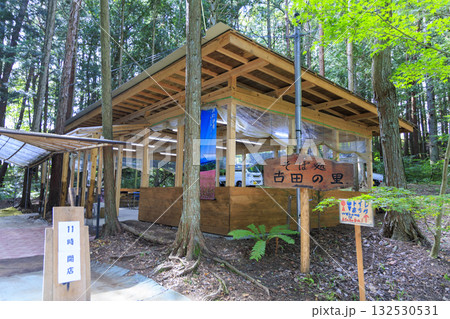 長野県箕輪町・赤そばの里にある木造のそば処「古田の里」の外観 長野県箕輪町・赤そばの里にある木造のそば処「古田の里」の外観 132530531