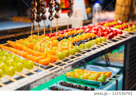 ソウル 明洞の屋台スイーツ タンフル(フルーツ飴) ソウル 明洞の屋台スイーツ タンフル(フルーツ飴) 132530701