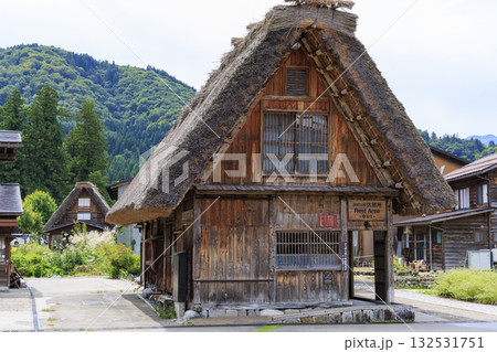 白川郷の合掌造りと山々に囲まれた伝統的な休憩所の風景 132531751