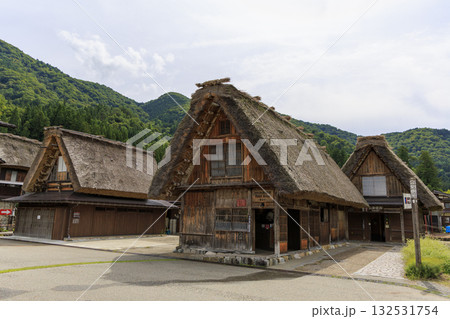 白川郷の合掌造り集落と緑豊かな山々に囲まれた静かな田舎風景 白川郷の合掌造り集落と緑豊かな山々に囲まれた静かな田舎風景 132531754