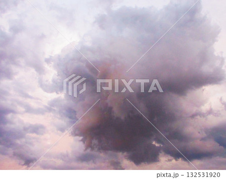 不気味な暗雲が広がる夕暮れの空の風景 132531920