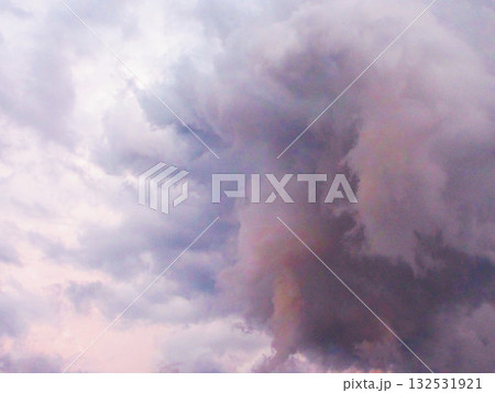 不気味な暗雲が広がる夕暮れの空の風景 132531921