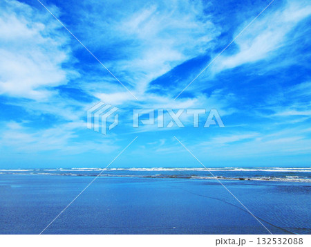 本須賀海水浴場の海辺の青空と波の海の美しい風景 132532088