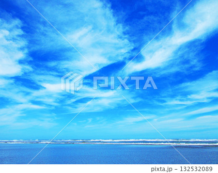 本須賀海水浴場の海辺の青空と波の海の美しい風景 本須賀海水浴場の海辺の青空と波の海の美しい風景 132532089
