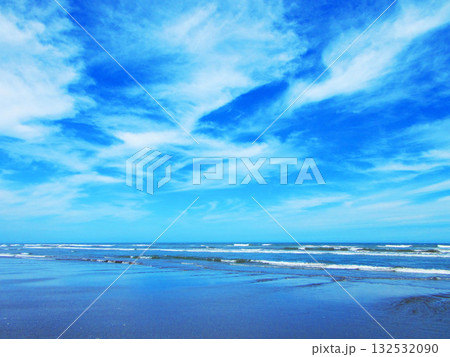 本須賀海水浴場の海辺の青空と波の海の美しい風景 本須賀海水浴場の海辺の青空と波の海の美しい風景 132532090