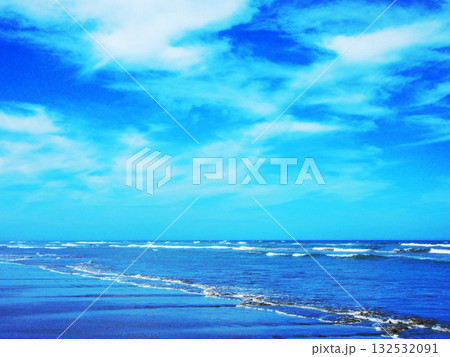 本須賀海水浴場の海辺の青空と波の海の美しい風景 本須賀海水浴場の海辺の青空と波の海の美しい風景 132532091