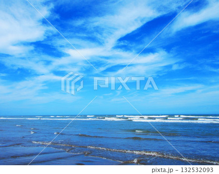 本須賀海水浴場の海辺の青空と波の海の美しい風景 本須賀海水浴場の海辺の青空と波の海の美しい風景 132532093