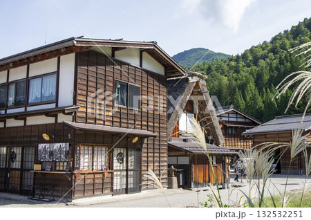 白川郷の伝統的な合掌造りと木造家屋の美しい風景 白川郷の伝統的な合掌造りと木造家屋の美しい風景 132532251