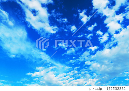 夏の青空と白雲の美しい風景 夏の青空と白雲の美しい風景 132532282