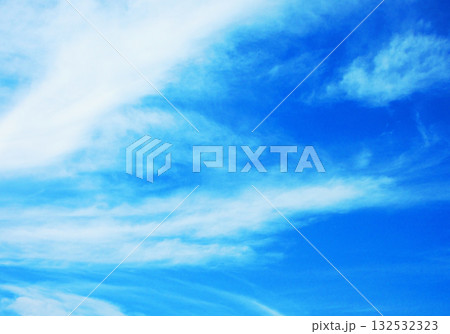 真夏の青空と白雲の美しい風景 真夏の青空と白雲の美しい風景 132532323