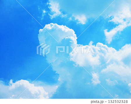 真夏の青空と白雲の美しい風景 真夏の青空と白雲の美しい風景 132532328