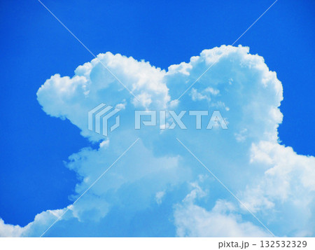 真夏の青空と白雲の美しい風景 132532329