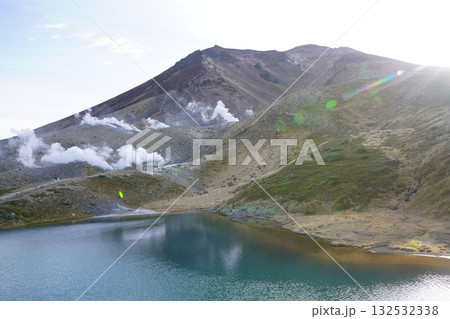 旭岳登山道からの噴煙と姿見の池 132532338