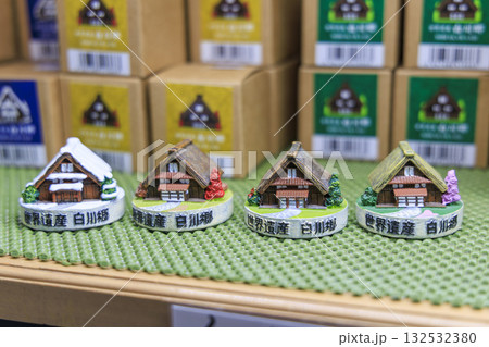 白川郷の合掌造りをモチーフにした世界遺産ミニチュア土産 白川郷の合掌造りをモチーフにした世界遺産ミニチュア土産 132532380