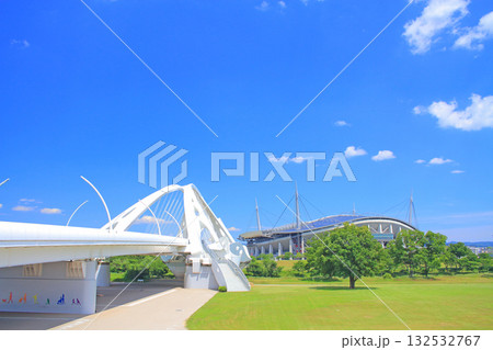 愛知県豊田市、豊田大橋と豊田スタジアムの風景 132532767