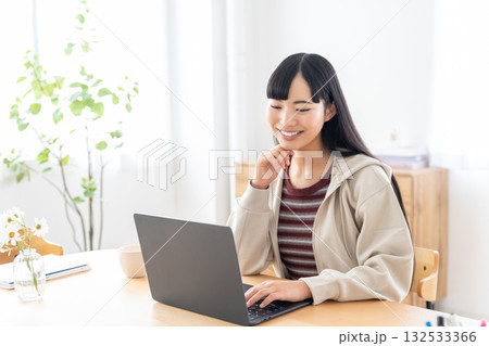 自宅でパソコンを操作する女子大生 132533366