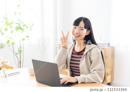 自宅でパソコンを操作する女子大生 自宅でパソコンを操作する女子大生 132533369