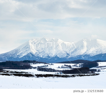 冬の北海道美瑛町から見た十勝岳連峰とオプタテシケ 冬の北海道美瑛町から見た十勝岳連峰とオプタテシケ 132533680