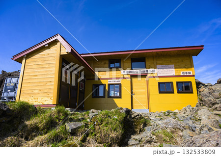 早池峰山山頂にある避難小屋 早池峰山山頂にある避難小屋 132533809