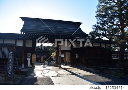 日本の岐阜県高山市 春の高山祭期間中 観光名所の高山陣屋 案内看板と古い日本家屋 朝の静かな様子 日本の岐阜県高山市 春の高山祭期間中 観光名所の高山陣屋 案内看板と古い日本家屋 朝の静かな様子 132534614