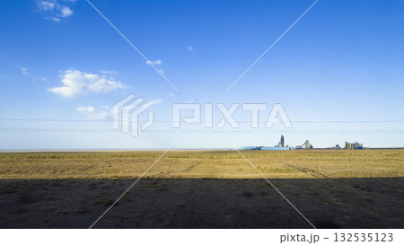 カザフスタンの広大な草原とセメント工場 / Khantau, Jambyl, Kazakhstan カザフスタンの広大な草原とセメント工場 / Khantau, Jambyl, Kazakhstan 132535123