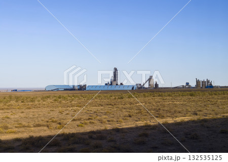 カザフスタンの広大な草原に建つセメント工場 / Khantau Cement Plant, KZ カザフスタンの広大な草原に建つセメント工場 / Khantau Cement Plant, KZ 132535125
