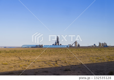 カザフスタンの広大な乾燥草原とセメント工場 / Khantau Cement Plant, KZ 132535128