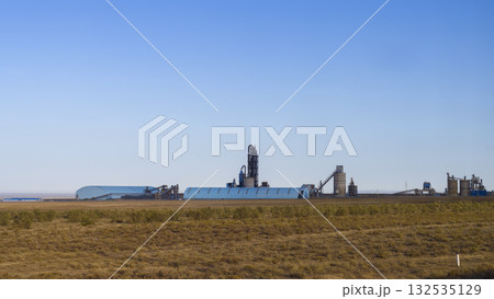 カザフスタンの広大なステップに建つセメント工場 / Khantau, Moiynkum, KZ 132535129