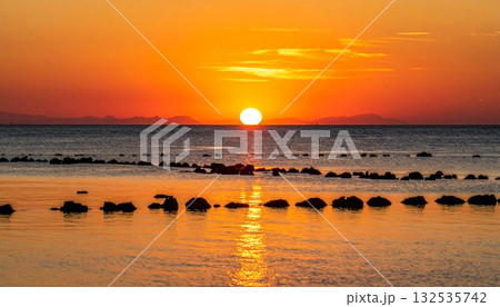 【AI生成画像】夕日が魅せる幻想的な海の夕焼け 【AI生成画像】夕日が魅せる幻想的な海の夕焼け 132535742