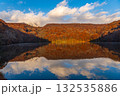 朝焼けの蔦沼、燃える紅葉と青空のコントラスト 132535886