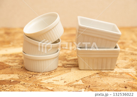 丸と四角のココットがosb合板の上に並べられている 洋風食器の素材写真 丸と四角のココットがosb合板の上に並べられている 洋風食器の素材写真 132536022