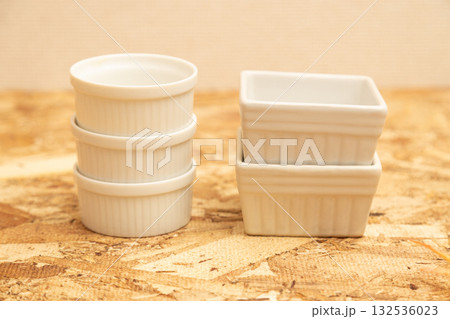 丸と四角のココットがosb合板の上に並べられている 洋風食器の素材写真 丸と四角のココットがosb合板の上に並べられている 洋風食器の素材写真 132536023