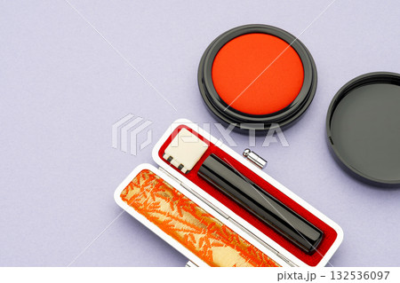 日本の伝統的な印鑑と朱肉のセット 132536097