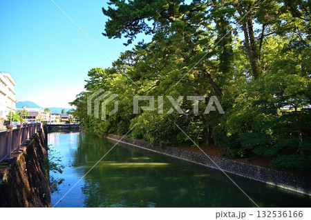 秋の朝の駿府城公園内堀 静岡 秋の朝の駿府城公園内堀 静岡 132536166