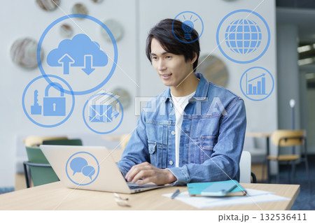 DX デジタルイメージ　カフェでノパソコンを操作する若い男性　撮影協力:スカパー東京メディアセンター 132536411