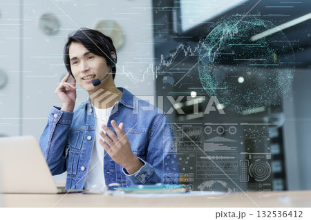 DX デジタルイメージ デスクでノパソコンを操作する若い男性 撮影協力:スカパー東京メディアセンター DX デジタルイメージ デスクでノパソコンを操作する若い男性 撮影協力:スカパー東京メディアセンター 132536412