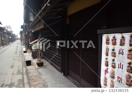 日本の岐阜県 高山市の古い町並 古民家に貼られた屋台のポスター 春の高山祭期間中の朝の様子 日本の岐阜県 高山市の古い町並 古民家に貼られた屋台のポスター 春の高山祭期間中の朝の様子 132536535