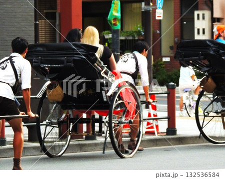 【東京・浅草寺】観光客と人力車と車夫 132536584