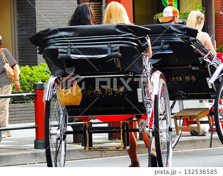【東京・浅草寺】観光客と人力車と車夫 【東京・浅草寺】観光客と人力車と車夫 132536585