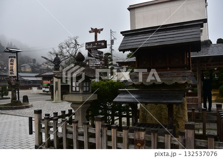 日本の岐阜県の高山市 提灯で飾られた日枝神社御旅所 境内の建造物と観光名所の行き先が書かれた看板 日本の岐阜県の高山市 提灯で飾られた日枝神社御旅所 境内の建造物と観光名所の行き先が書かれた看板 132537076
