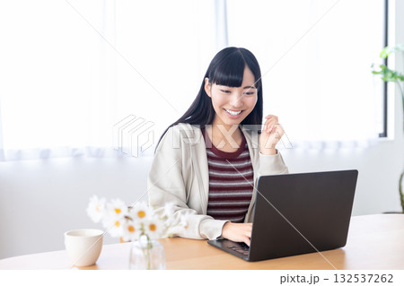 自宅でパソコンを操作する若い女性 自宅でパソコンを操作する若い女性 132537262