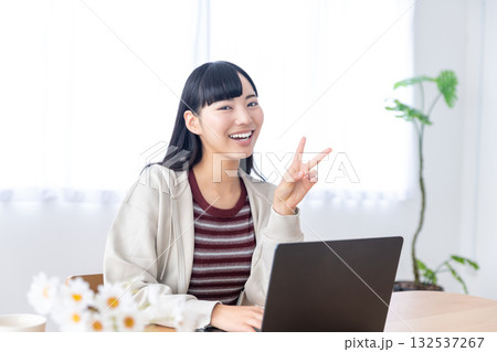 自宅でパソコンを操作する若い女性 132537267
