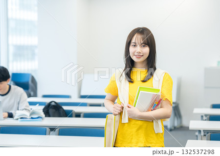教室を歩く女子大学生 教室を歩く女子大学生 132537298
