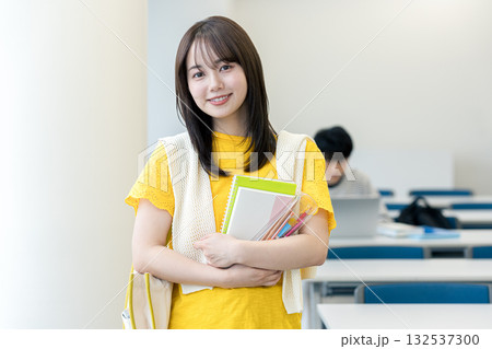 教室を歩く女子大学生 教室を歩く女子大学生 132537300