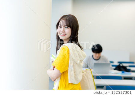 教室を歩く女子大学生 教室を歩く女子大学生 132537301