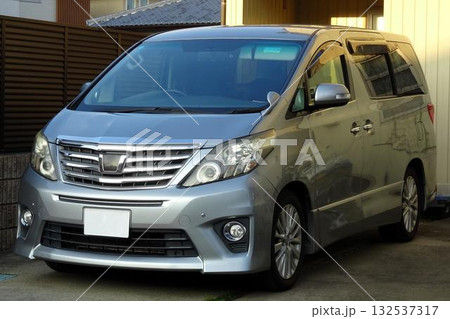 駐車場に停めた車(トヨタ・アルファード 2代目) 駐車場に停めた車(トヨタ・アルファード 2代目) 132537317