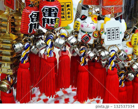 【東京・浅草寺】雷門提灯と鈴飾りの仲見世商店街 132537334