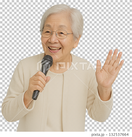 カラオケをするおばあさん 132537664