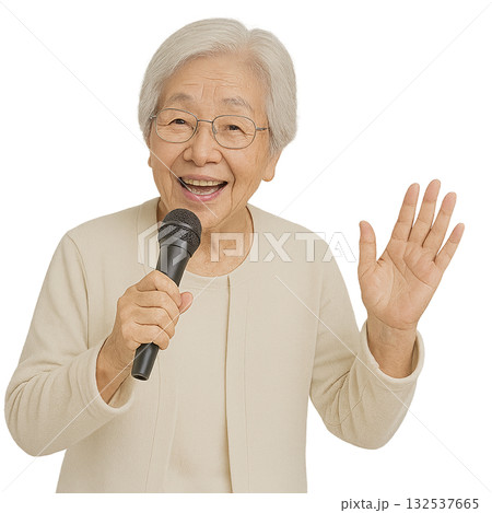 カラオケをするおばあさん 132537665