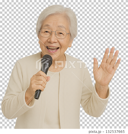 カラオケをするおばあさん 132537665